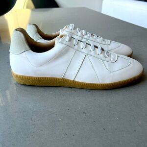 Taft white sneaker size 9. Brand new never worn